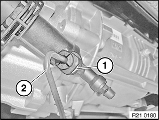 21 52 510 Removing and installing/replacing clutch slave cylinder (plastic)