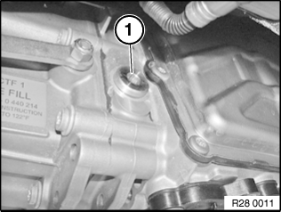 28 00 Checking/topping up oil level in twin-clutch gearbox (GS7D36SG)