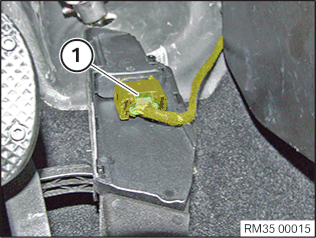 Removing and installing or replacing accelerator pedal module