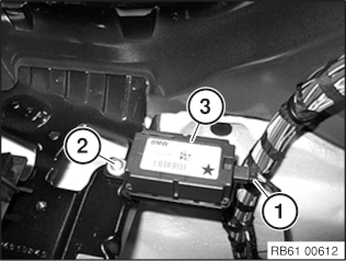 61 31 362 Removing and installing the receiver for the radio remote ...