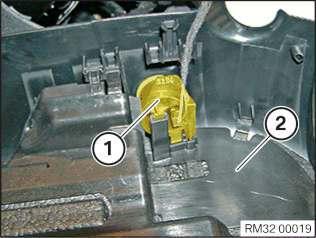 32 31 020 Removing and installing/replacing lower section of steering