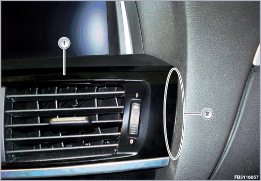 Decorative trim in centre of the instrument panel, passenger's side