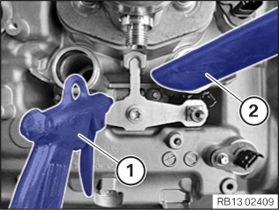 13 53 310 Removing and installing or replacing an injector (N63 B40/B44 ...
