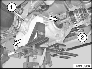 33 10 010 Removing and installing/replacing rear differential