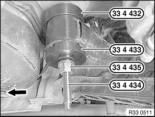 33 33 101 Replacing two rubber mounts (front) for rear axle carrier