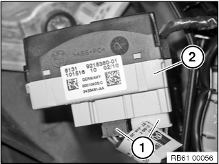 61 31 231 Removing and installing/renewing steering wheel module ...